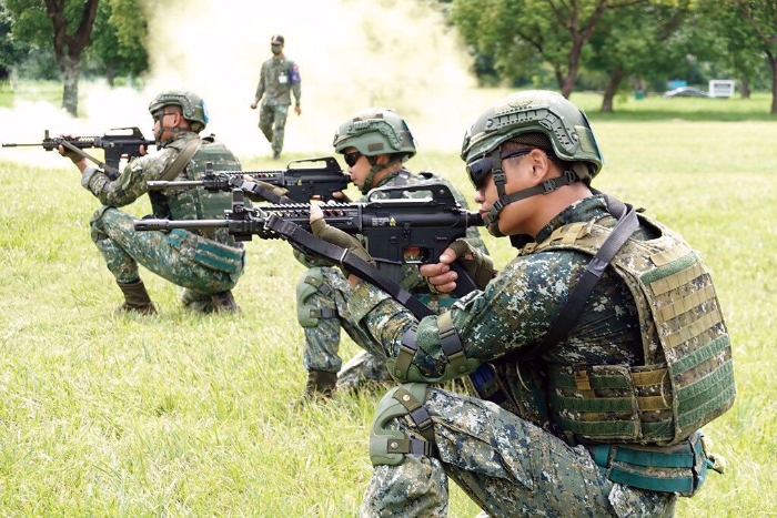 臺軍防務(wù)報告書藏民進(jìn)黨當(dāng)局壞心思？島內(nèi)輿論：要用臺灣人的血肉去擋_1694843599506