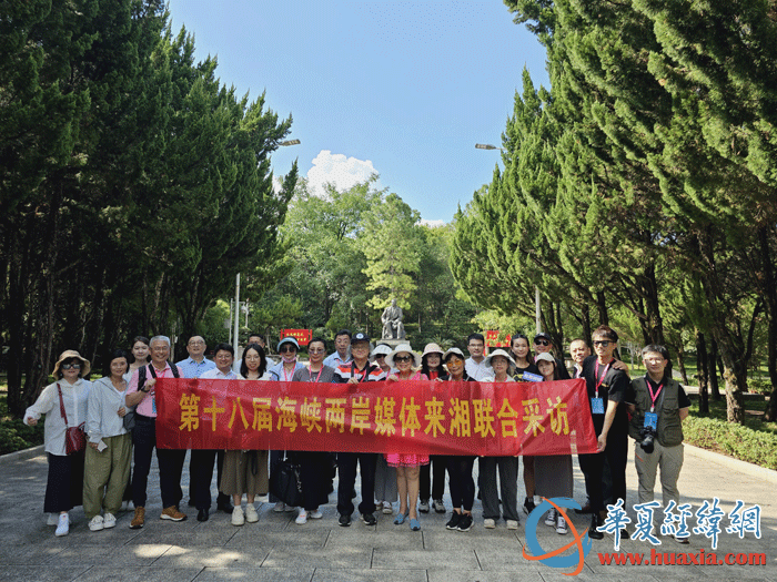 參訪團(tuán)一行在浯溪碑林合影。