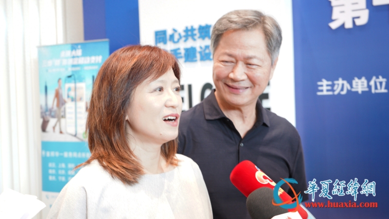 臺灣政治大學教授、自媒體人賴岳謙及其夫人周玉琴現(xiàn)場接受兩岸媒體記者采訪 攝 黃楊