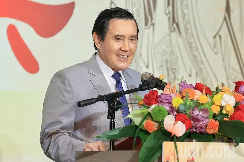臺灣地區(qū)前領(lǐng)導(dǎo)人馬英九18日出席“教育大愛菁師獎”頒獎典禮，他公開批評“雙語政策”既無必要、也做不到。（圖源：臺灣《聯(lián)合報》）