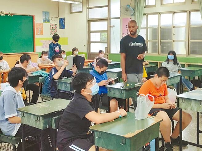 “雙語政策”執(zhí)行以來，師生叫苦連天且外界批評不斷。（圖源：臺灣“中時新聞網(wǎng)”）