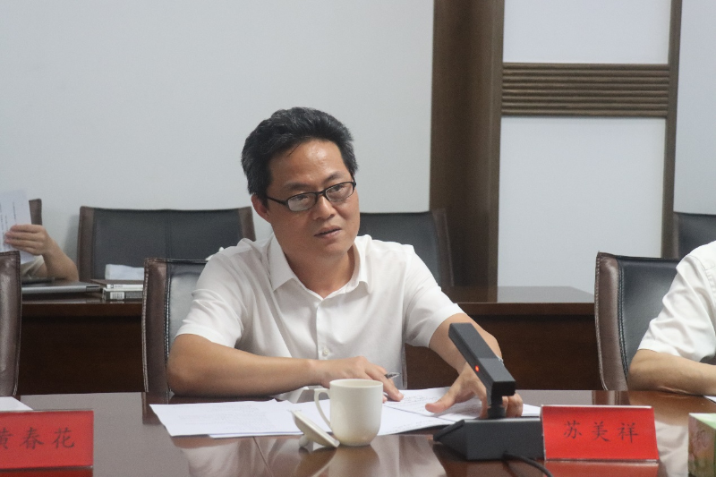 福建社會科學(xué)院現(xiàn)代臺灣研究所所長蘇美祥研究員主持座談會。