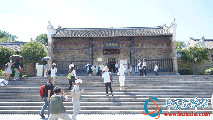 采訪團(tuán)一行走進(jìn)道縣濂溪書院暨濂溪祠。（攝影：虞鷹）
