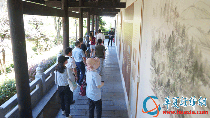 采訪團(tuán)一行走進(jìn)道縣濂溪書院暨濂溪祠。（攝影：虞鷹）