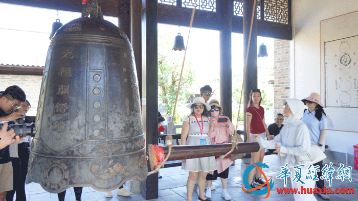 臺(tái)灣媒體人敲響太極開悟鐘。（攝影：虞鷹）
