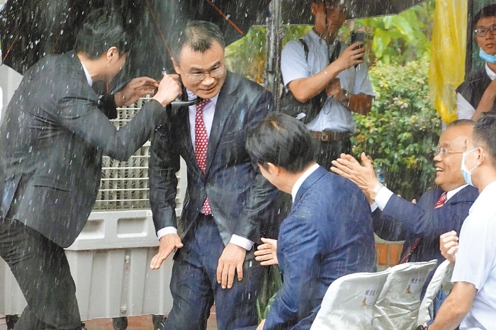 圖為臺當局農(nóng)業(yè)部門8月1日掛牌成立，陳吉仲（中上）致詞時下大雨，也讓賴清德（中下）濕了半邊身