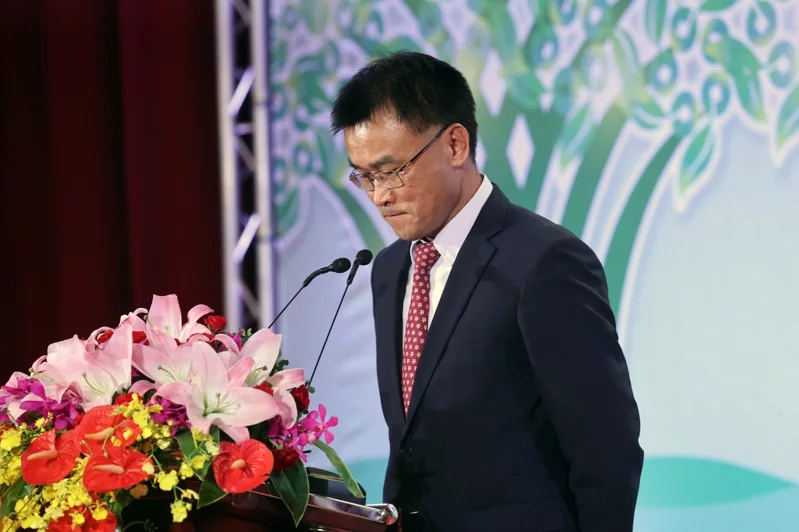 臺(tái)灣進(jìn)口蛋爭(zhēng)議不斷，請(qǐng)辭獲準(zhǔn)的臺(tái)當(dāng)局農(nóng)業(yè)部門負(fù)責(zé)人陳吉仲20日出席活動(dòng)致辭時(shí)突然哽咽落淚。（圖源：臺(tái)灣《聯(lián)合報(bào)》）