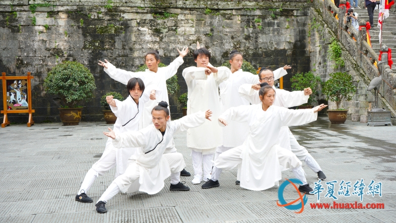 紫霄宮中武當(dāng)山道微草堂功夫團現(xiàn)場展示武當(dāng)武術(shù) 攝 黃楊