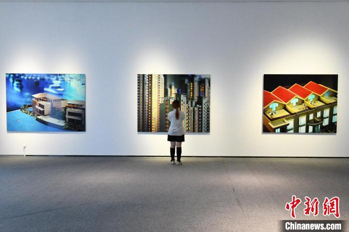 “中國(guó)攝影四十年”展覽在渝開(kāi)幕