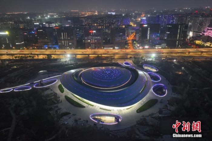 資料圖：杭州2022年亞運(yùn)會(huì)電子競(jìng)技場(chǎng)館入夜亮燈，屋頂彩色光條如星軌。(無(wú)人機(jī)照片) 中新社記者 王剛 攝