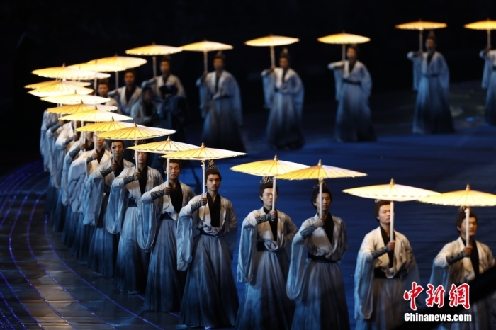 9月23日，杭州第19屆亞運(yùn)會(huì)開幕式在浙江杭州奧體中心體育場(chǎng)舉行。圖為開幕式上的文藝演出。<a target='_blank' href='/'>中新社</a>記者 富田 攝