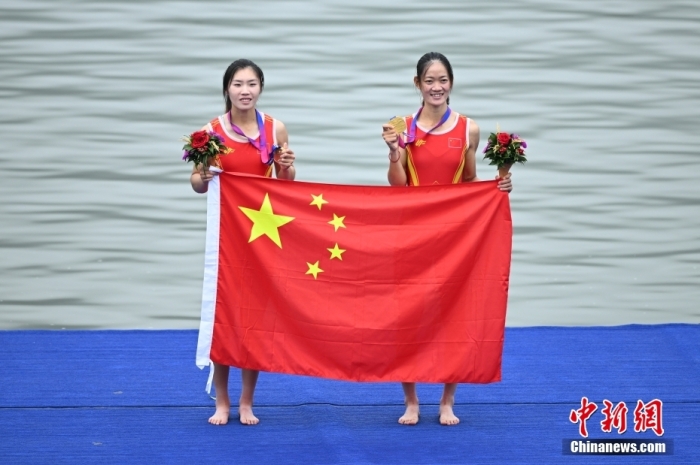 9月24日，杭州第19屆亞運會賽艇女子輕量級雙人雙槳決賽在浙江杭州舉行，中國組合鄒佳琪、邱秀萍以7分06秒78的成績奪冠。這是本屆亞運會的首枚金牌。<a target='_blank' href='/'>中新社</a>記者 王剛 攝
