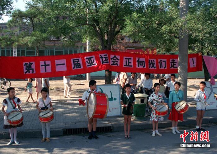 資料圖：北京兒童在街頭宣傳亞運會。<a target='_blank' href='/'>中新社</a>記者 任晨鳴 攝