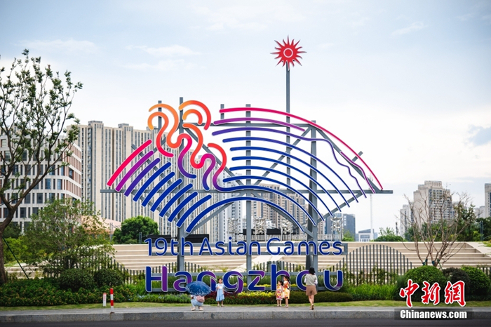 杭州街頭遍布亞運元素，圖為在亞運會會徽前拍照的民眾。