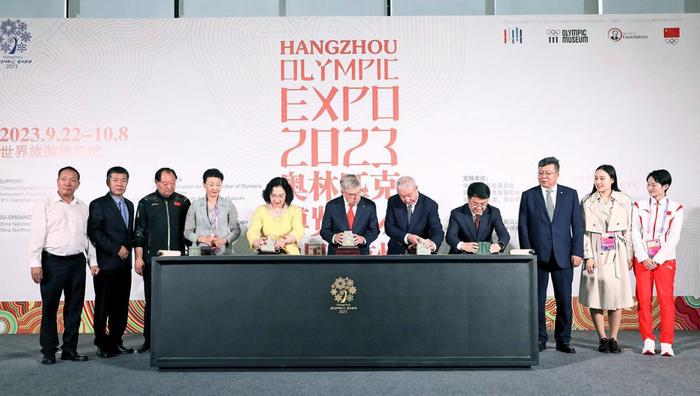 巴赫、于再清、Khunying、李玲蔚、姜永柱共同在“榮耀與傳承”長(zhǎng)卷上加蓋印璽
