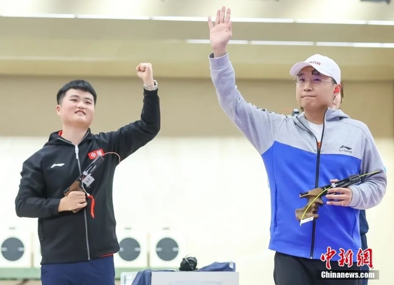 中國(guó)選手李越宏(右)、劉楊攀(左)分獲金銀牌。<a target='_blank' href='/'>中新社</a>記者 賈天勇 攝