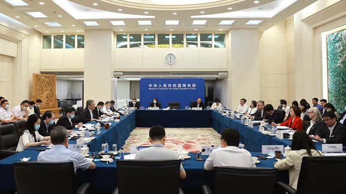 2023年7月5日，商務(wù)部部長王文濤主持召開外資企業(yè)圓桌會。來自商務(wù)部網(wǎng)站