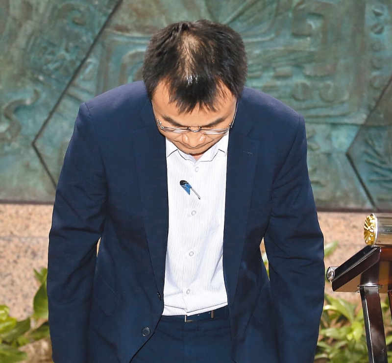 臺農(nóng)業(yè)部門負責人陳吉仲19日傍晚舉行記者會說明項目進口雞蛋議題，當日晚間8點在臉書上宣布辭職。 圖片來源：臺灣“中時新聞網(wǎng)”.jpg
