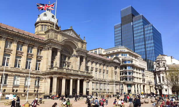 英國伯明翰市政府9月5日宣布破產(chǎn)。市政發(fā)言人說，目前預(yù)算內(nèi)年度財(cái)務(wù)缺口約為8700萬英鎊。（圖源：央視新聞）