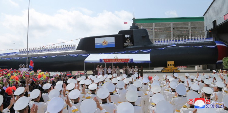 朝鮮6日舉行新造潛艇下水典禮，慶祝第一艘戰(zhàn)術(shù)核攻擊潛艇第841號(hào)下水。（圖源：朝中社）