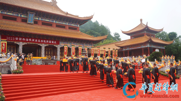 敬獻(xiàn)供品。