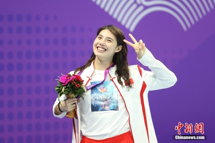 圖為張雨霏在頒獎(jiǎng)儀式后比勝利手勢(shì)。<a target='_blank' href='/'>中新社</a>記者 湯彥俊 攝