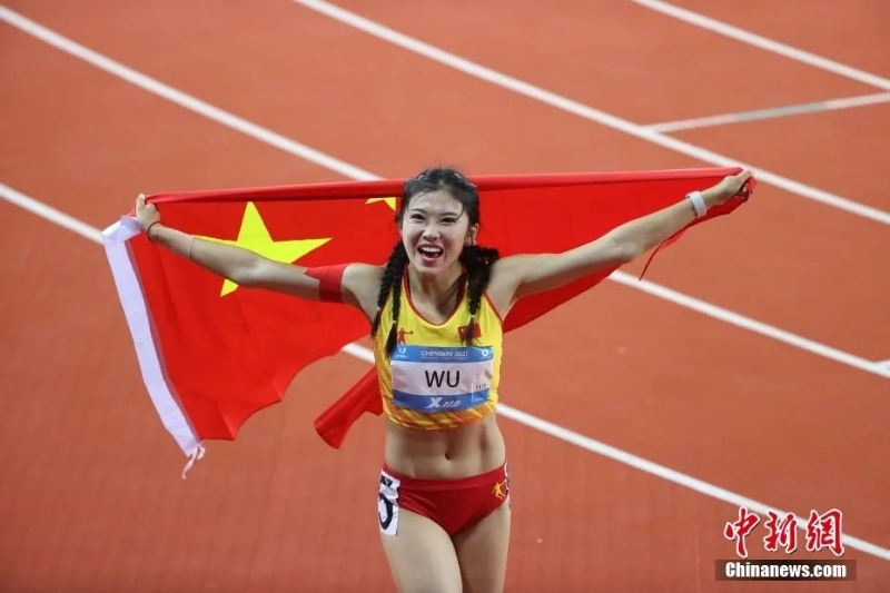 資料圖：吳艷妮身披國旗慶祝。<a target='_blank' href='/'>中新社</a>記者 劉占昆 攝