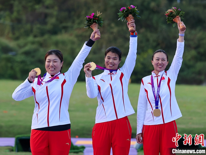 圖為中國(guó)隊(duì)在頒獎(jiǎng)儀式上。 <a target='_blank' href='/'>中新社</a>記者 賈天勇 攝