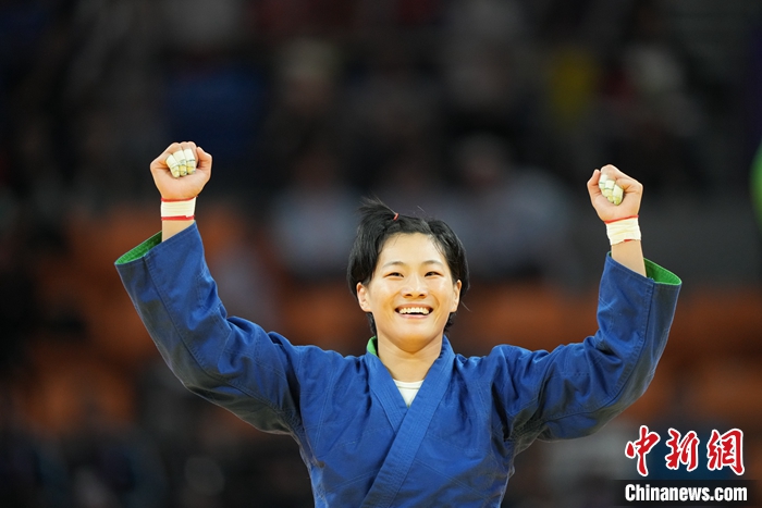 圖為于丹情慶祝勝利。<a target='_blank' href='/'>中新社</a>發(fā) 史春陽(yáng) 攝