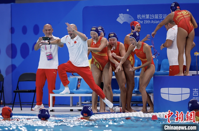 圖為中國(guó)隊(duì)教練跳水慶祝。<a target='_blank' href='/'>中新社</a>記者 杜洋 攝