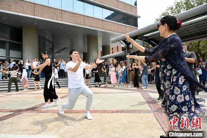 “新疆文化周”走進(jìn)香港理工大學(xué)快閃活動弘揚(yáng)中華文化