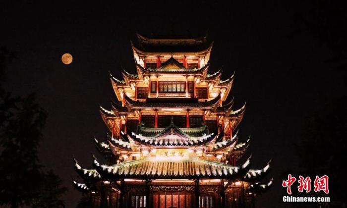 資料圖：圖為重慶江北區(qū)鴻恩閣與中秋明月相映成趣。 殷緣 攝