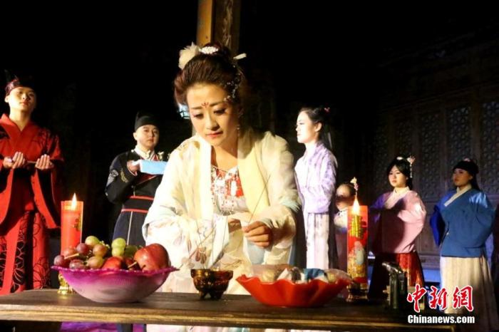 資料圖：甘肅張掖漢服愛好者身著傳統(tǒng)服飾，舉行中秋祭月儀式，以祈福求祥。成學雷 攝