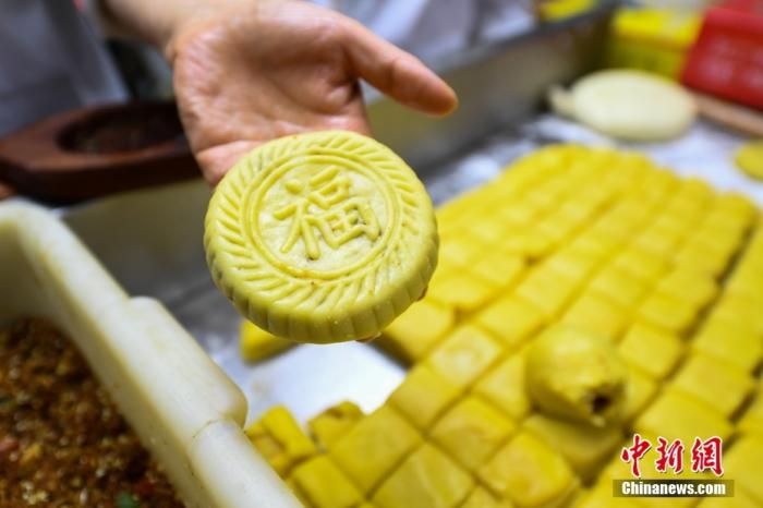 資料圖：山西省太原市一月餅店，工作人員用傳統(tǒng)技藝制作手工月餅。 <a target='_blank' href='/'>中新社</a>記者 武俊杰 攝
