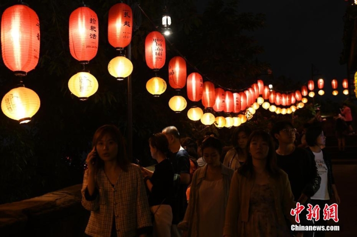 圖為游客夜游山城巷感受山城獨(dú)特魅力。<a target='_blank' href='/' >中新網(wǎng)</a>記者 周毅 攝