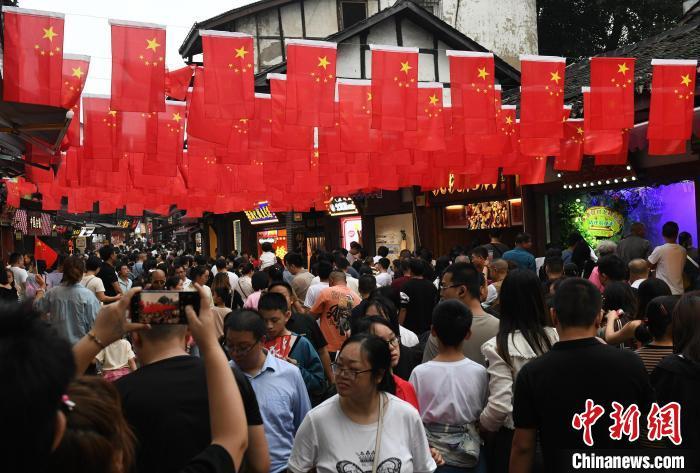 　　圖為重慶千年古鎮(zhèn)磁器口游人如織。<a target='_blank' href='/' >中新網(wǎng)</a>記者 周毅 攝
