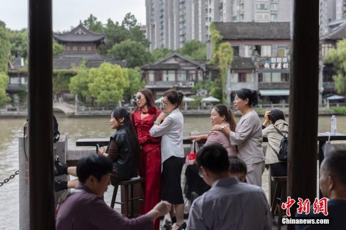 10月6日，浙江杭州，游客在京杭大運(yùn)河南端的拱宸橋附近拍攝照片。 <a target='_blank' href='/'>中新社</a>記者 泱波 攝