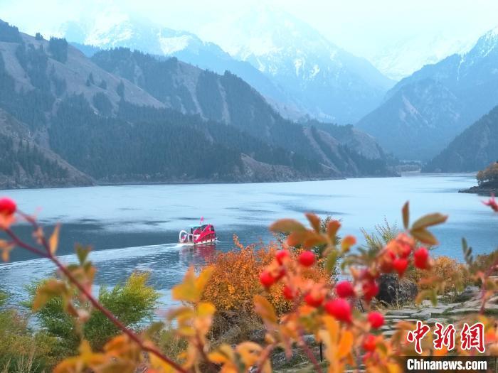 新疆天山天池風(fēng)景區(qū)秋色宜人。<a target='_blank' href='/' >中新網(wǎng)</a>記者 王小軍 攝
