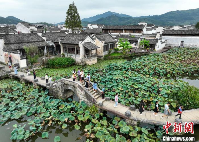 游客在安徽省黃山市徽州區(qū)呈坎古村落游玩。施亞磊 攝