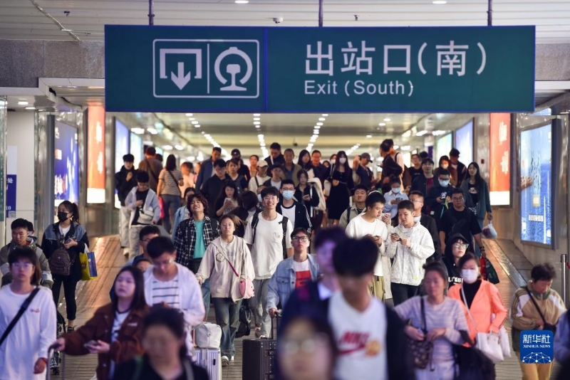 10月5日，旅客從南京火車站出站口出站。（圖源：新華社）