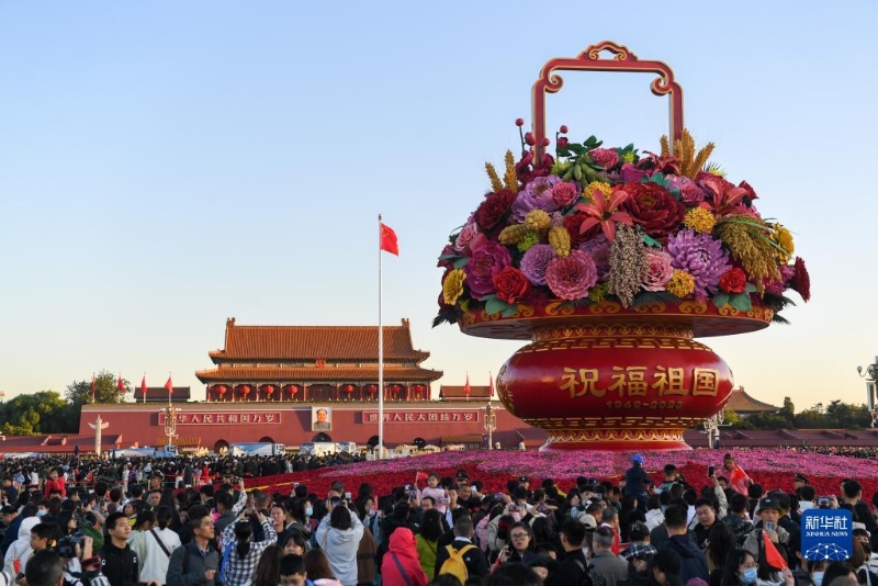 10月1日，在觀看升旗儀式后，人們在北京天安門廣場參觀。（圖源：新華社）