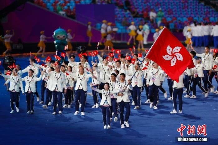 9月23日，杭州第19屆亞運(yùn)會(huì)開幕式在浙江杭州奧體中心體育場(chǎng)舉行，中國(guó)香港代表團(tuán)入場(chǎng)。 <a target='_blank' href='/'>中新社</a> 富田 攝