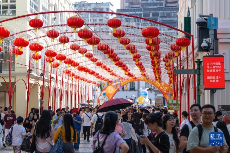 9月30日，游客在澳門議事亭前地游覽。（圖源：新華社）