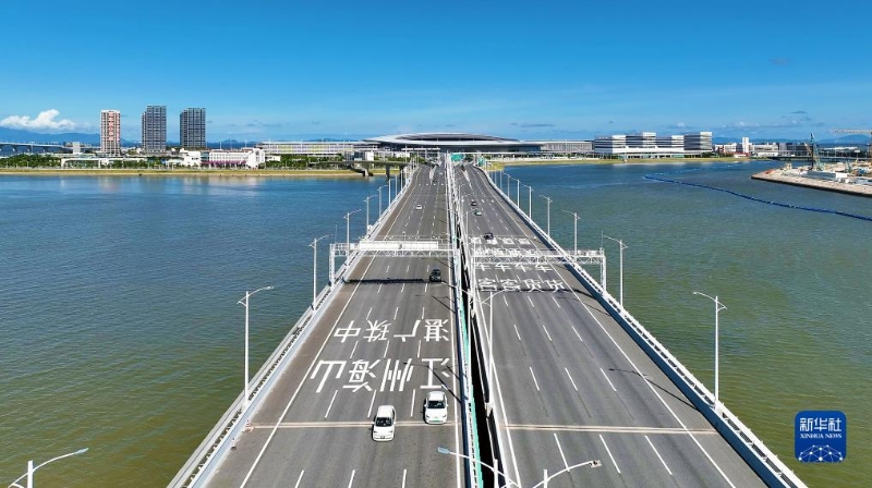 7月11日，車輛在港珠澳大橋上行駛（無(wú)人機(jī)照片）。（圖源：新華社）