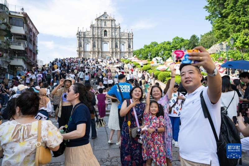 10月1日，游客在澳門大三巴牌坊前游覽。（圖源：新華社）