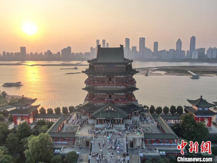 圖為航拍落日時分的滕王閣，風(fēng)景壯美，眾多游客在滕王閣內(nèi)游玩。劉力鑫 攝