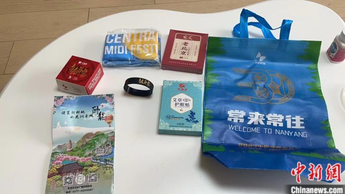 樂(lè)迷收到的伴手禮。受訪者供圖