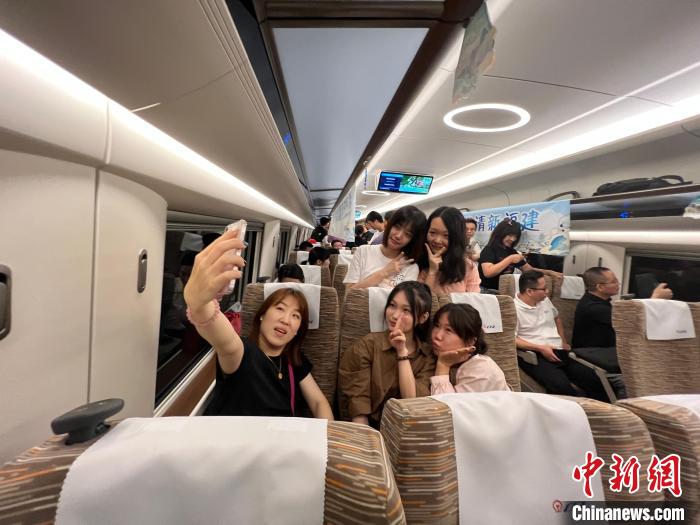 28日9時15分，隨著G9801次從福州南站開出，標志著中國首條時速350公里跨海高鐵——福(州)廈(門)高鐵開通運營，福州與廈門兩地跑進1小時。丁波 攝