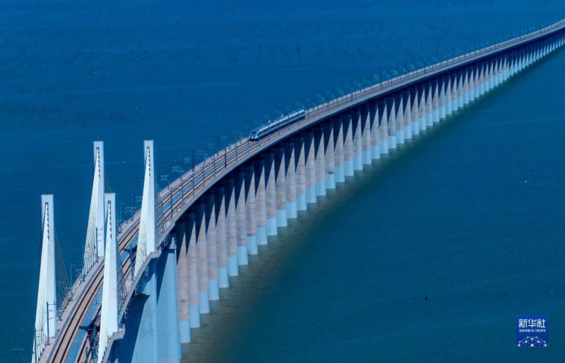 一列運行試驗車組駛過福廈高鐵湄洲灣跨海大橋（9月19日攝，無人機照片）。新華社記者 魏培全 攝