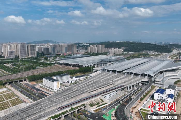 9月28日，一列CR400AF新型復(fù)興號智能動車組從福州南站駛出，連接福州與廈門、漳州的福廈高鐵全線投入運營。李金明攝